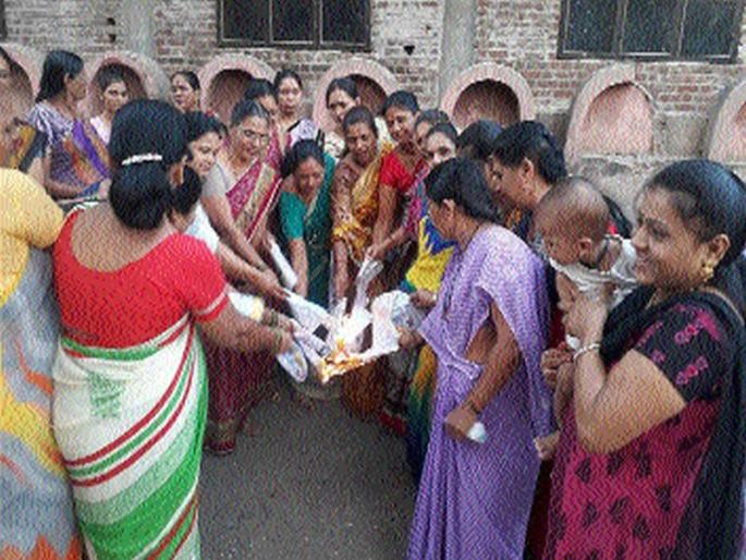 Holi of electricity bills from angry women | संतप्त महिलांकडून वीज बिलांची होळी Holi of electricity bills from angry women | संतप्त महिलांकडून वीज बिलांची होळी