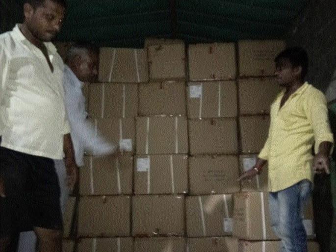 Shoes worth Rs | २५ लाखांचे बूट जप्त Shoes worth Rs | २५ लाखांचे बूट जप्त