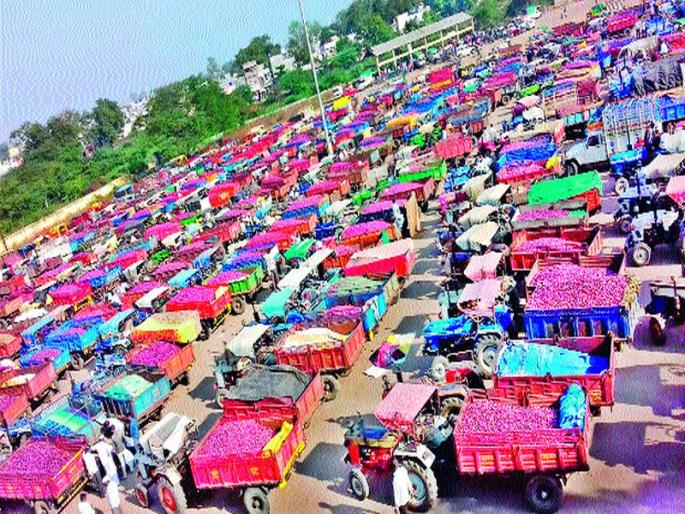 As the central government increased the onion price, farmers started worrying about the prices of onions | केंद्र सरकारने कांद्यावरील निर्यातमूल्य वाढविल्याने कांद्याचे भाव कोसळल्याने शेतकरी चिंतातुर As the central government increased the onion price, farmers started worrying about the prices of onions | केंद्र सरकारने कांद्यावरील निर्यातमूल्य वाढविल्याने कांद्याचे भाव कोसळल्याने शेतकरी चिंतातुर