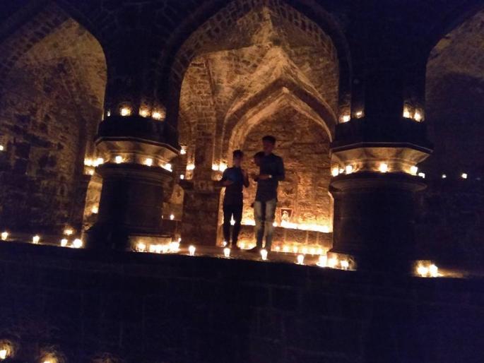 Shivadpad day in Panhala, day by day, boats with three doorsteps | पन्हाळा येथे शिवपदस्पर्श दिन, तीन दरवाजा पणत्यांनी उजळला Shivadpad day in Panhala, day by day, boats with three doorsteps | पन्हाळा येथे शिवपदस्पर्श दिन, तीन दरवाजा पणत्यांनी उजळला