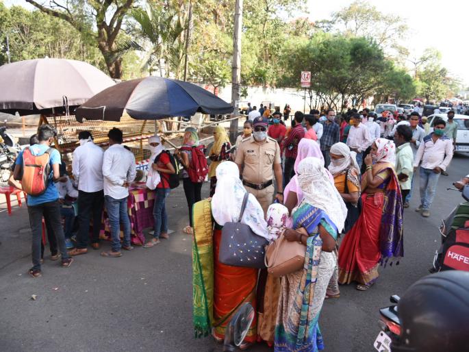 Coronavirus: A unique experiment to avoid market congestion ... | Coronavirus: बाजारातील गर्दी टाळण्यासाठीचा अनोखा प्रयोग... Coronavirus: A unique experiment to avoid market congestion ... | Coronavirus: बाजारातील गर्दी टाळण्यासाठीचा अनोखा प्रयोग...