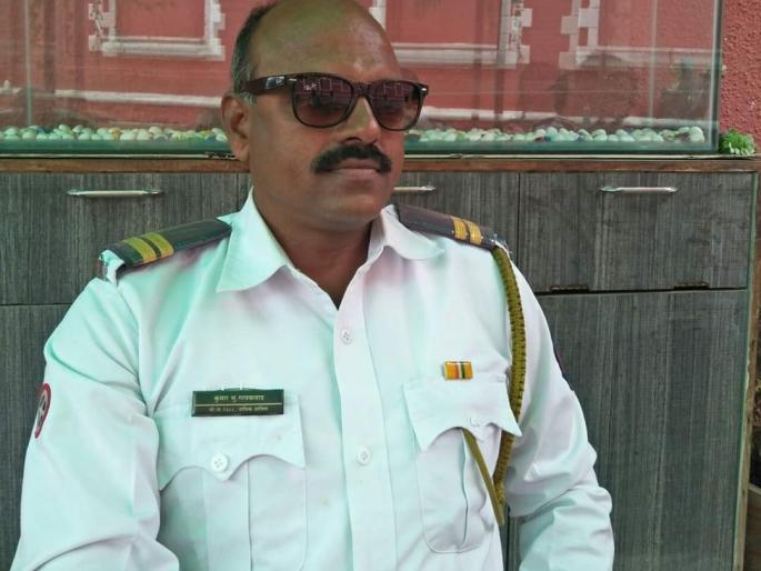 The traffic branch police were crushed | वाहतूक शाखेच्या पोलिसास चिरडले The traffic branch police were crushed | वाहतूक शाखेच्या पोलिसास चिरडले