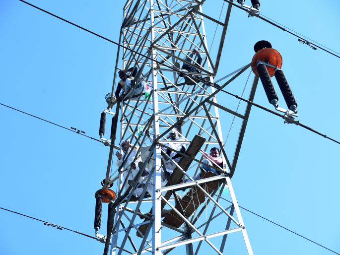 Farmers climbed the tower due to power outage | कृषीपंपाची वीज तोडल्याने शेतकरी टाॅवरवर चढले Farmers climbed the tower due to power outage | कृषीपंपाची वीज तोडल्याने शेतकरी टाॅवरवर चढले