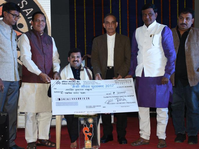 Selfless service of the society creates history : Satyapal Singh | समाजाची नि:स्वार्थ सेवा करणारे इतिहास घडवितात : सत्यपाल सिंह Selfless service of the society creates history : Satyapal Singh | समाजाची नि:स्वार्थ सेवा करणारे इतिहास घडवितात : सत्यपाल सिंह