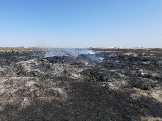 Burn a thousand bales of hay with a machine | गवताच्या हजार गाठी मशीनसह जळून खाक Burn a thousand bales of hay with a machine | गवताच्या हजार गाठी मशीनसह जळून खाक