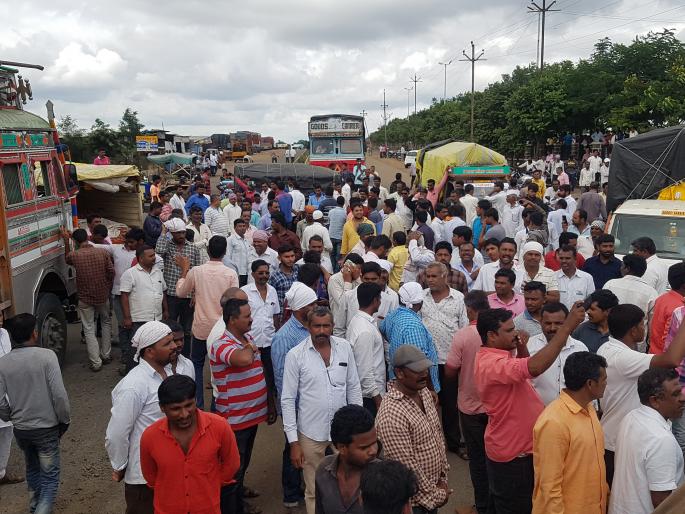 Falling onion prices, stop farmers' path to Pipalgaon Basant | कांदा भावात घसरण, पिंपळगाव बसवंतला शेतकऱ्यांचा रास्ता रोको Falling onion prices, stop farmers' path to Pipalgaon Basant | कांदा भावात घसरण, पिंपळगाव बसवंतला शेतकऱ्यांचा रास्ता रोको