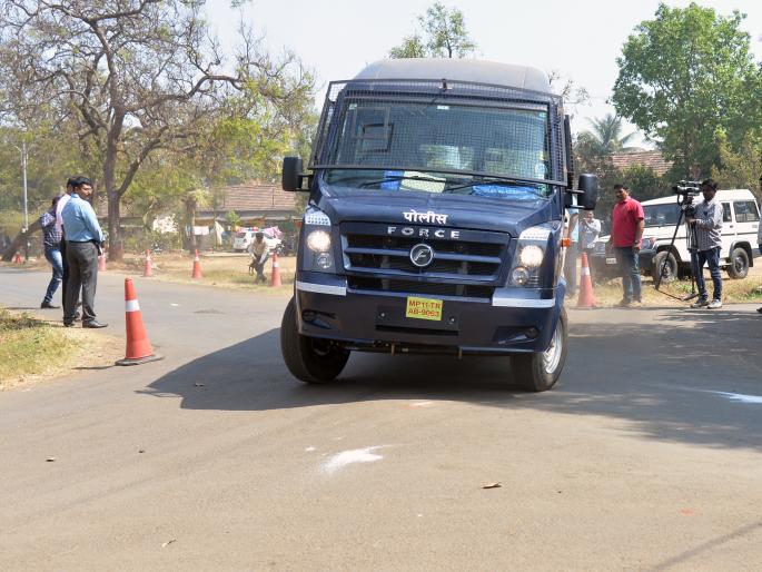 Kolhapur: A tragic demonstration to find out the cause of the accident, the reason for the accident is clear in four days | कोल्हापूर : बस अपघाताचे कारण शोधण्यासाठी थरारक प्रात्यक्षिक, अपघाताचे कारण चार दिवसांत स्पष्ट Kolhapur: A tragic demonstration to find out the cause of the accident, the reason for the accident is clear in four days | कोल्हापूर : बस अपघाताचे कारण शोधण्यासाठी थरारक प्रात्यक्षिक, अपघाताचे कारण चार दिवसांत स्पष्ट