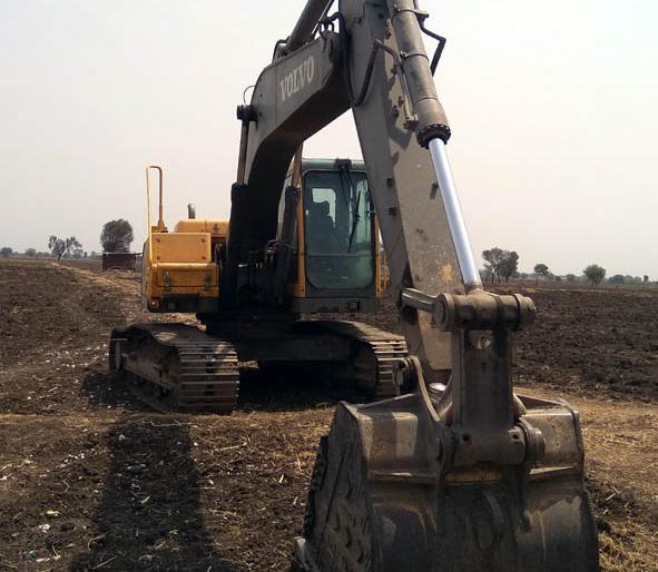 Parbhani: Employees' hike for JCB | परभणी : जेसीबीसाठी कर्मचाऱ्यांचा वाढला मुक्काम Parbhani: Employees' hike for JCB | परभणी : जेसीबीसाठी कर्मचाऱ्यांचा वाढला मुक्काम