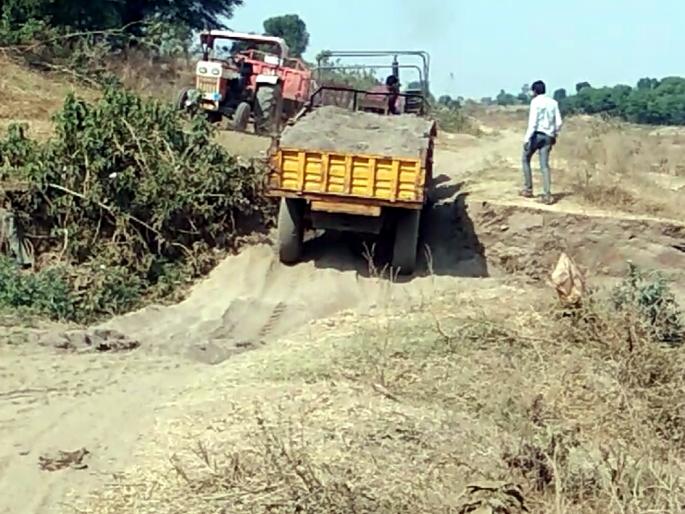 Parbhani: Purna river has been paved | परभणी : पूर्णा नदी झाली खड्डेमय Parbhani: Purna river has been paved | परभणी : पूर्णा नदी झाली खड्डेमय