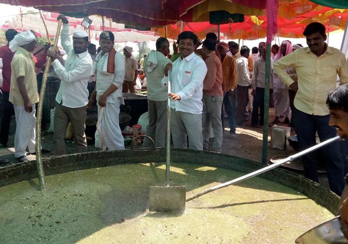 Parbhani: Thousands of devotees took away Mahaprasad's benefits | परभणी: पंचेवीस हजार भाविकांनी घेतला महाप्रसादाचा लाभ Parbhani: Thousands of devotees took away Mahaprasad's benefits | परभणी: पंचेवीस हजार भाविकांनी घेतला महाप्रसादाचा लाभ