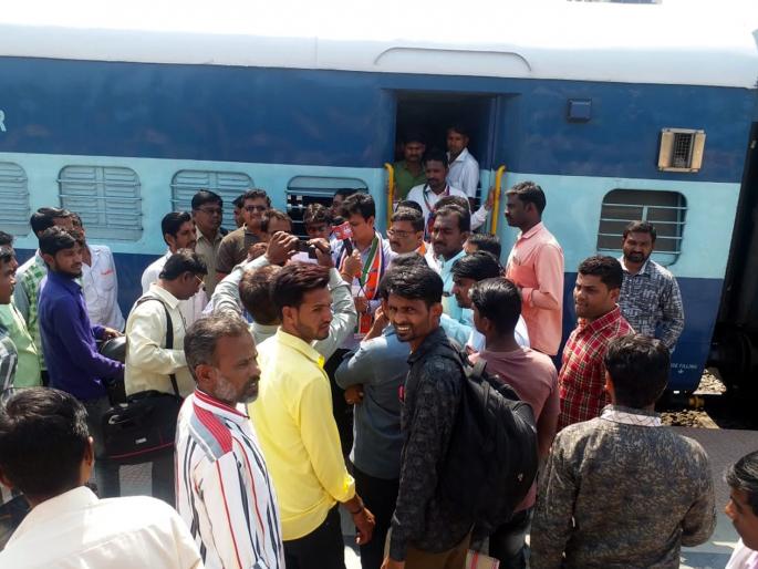 Parbhani: MNS stopped the railway at Selu | परभणी : सेलू येथे मनसेने रेल्वे रोखली Parbhani: MNS stopped the railway at Selu | परभणी : सेलू येथे मनसेने रेल्वे रोखली