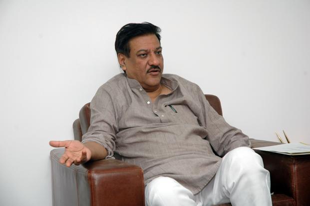 If the Shiv Sena proposes a front, let us have a definite discussion: Prithviraj Chavan | शिवसेनेने आघाडीसमोर प्रस्ताव ठेवल्यास निश्चित चर्चा करू :पृथ्वीराज चव्हाण If the Shiv Sena proposes a front, let us have a definite discussion: Prithviraj Chavan | शिवसेनेने आघाडीसमोर प्रस्ताव ठेवल्यास निश्चित चर्चा करू :पृथ्वीराज चव्हाण
