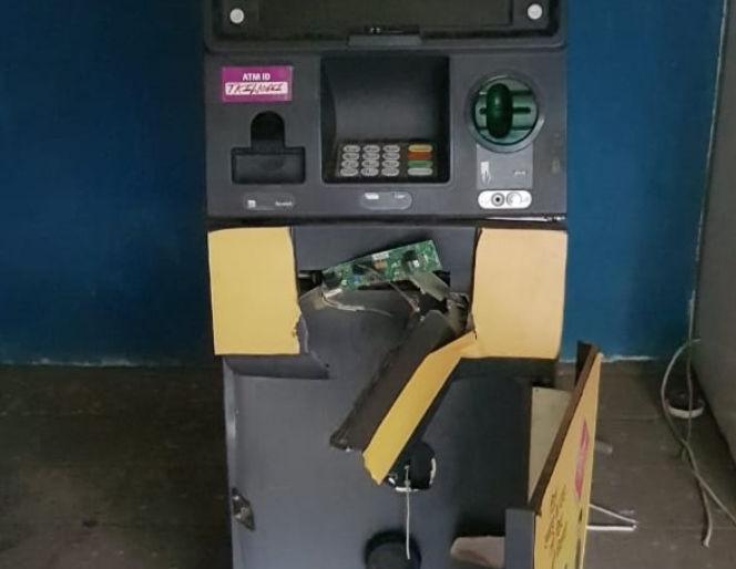 Tata IndyCash Bank's ATM burst into flames | धानोऱ्यात टाटा इंडिकॅश बँकेचे एटीएम फोडले Tata IndyCash Bank's ATM burst into flames | धानोऱ्यात टाटा इंडिकॅश बँकेचे एटीएम फोडले