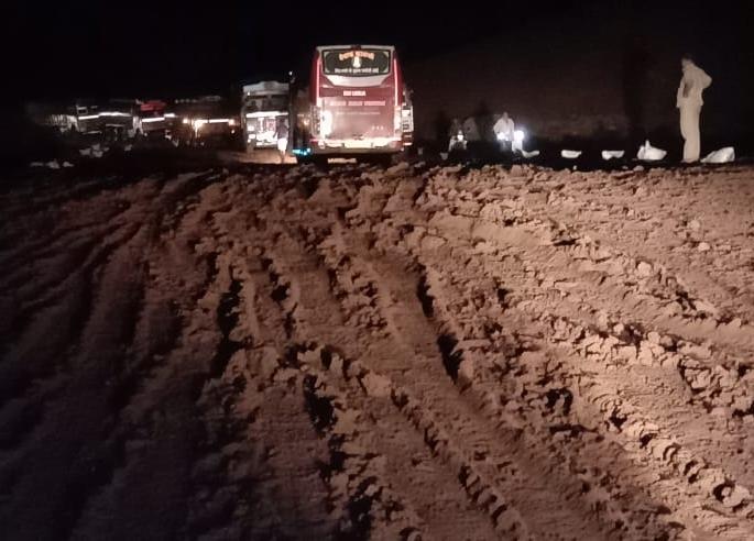 Due to the rains, traffic jam due to soil coming to Mumbai-Goa highway | पावसामुळे मुंबई - गोवा महामार्गावर माती आल्याने वाहतूक ठप्प Due to the rains, traffic jam due to soil coming to Mumbai-Goa highway | पावसामुळे मुंबई - गोवा महामार्गावर माती आल्याने वाहतूक ठप्प
