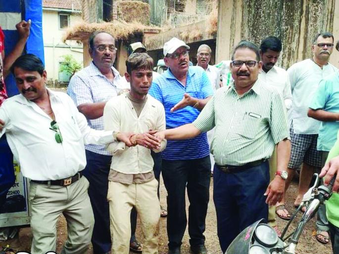 Washing the pakitamarm in Ratnagiri, the accused arrested: 20,600 rupees in lamps | रत्नागिरीत पाकीटमाराची धुलाई, आरोपीला अटक : २०,६०० रुपये हातोहात केले लंपास Washing the pakitamarm in Ratnagiri, the accused arrested: 20,600 rupees in lamps | रत्नागिरीत पाकीटमाराची धुलाई, आरोपीला अटक : २०,६०० रुपये हातोहात केले लंपास