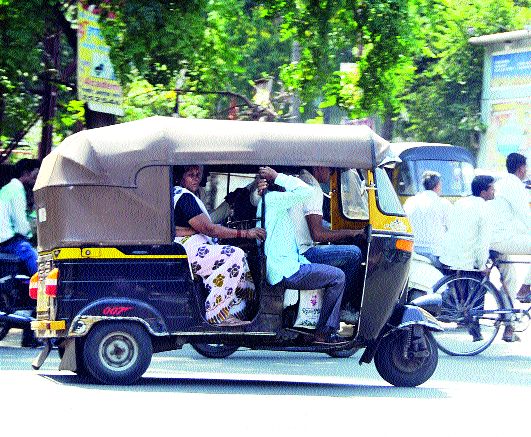 Passenger traffic more than capacity in the rickshaw | रिक्षात क्षमतेपेक्षा जास्त प्रवासी वाहतूक Passenger traffic more than capacity in the rickshaw | रिक्षात क्षमतेपेक्षा जास्त प्रवासी वाहतूक
