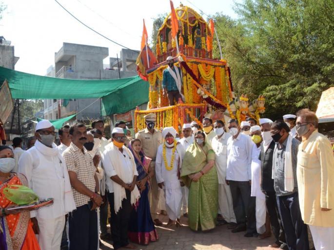 Worship of Shendurni's chariot on the spot | शेंदुर्णीच्या रथाचे जागेवरच पूजन Worship of Shendurni's chariot on the spot | शेंदुर्णीच्या रथाचे जागेवरच पूजन