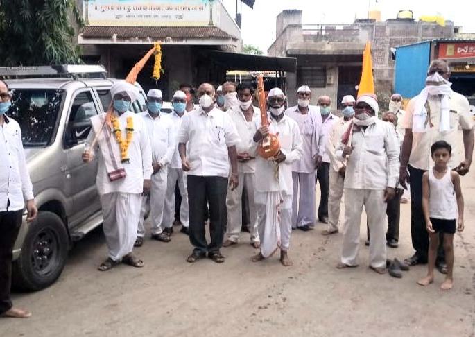 A representative of Vaikunthavasi Digambar Maharaj Sansthan from Chinawal finally left for Dindi Pandharpur | चिनावल येथील वैकुंठवासी दिगंबर महाराज संस्थानची प्रातिनिधिक दिंडी पंढरपूरला अखेर रवाना A representative of Vaikunthavasi Digambar Maharaj Sansthan from Chinawal finally left for Dindi Pandharpur | चिनावल येथील वैकुंठवासी दिगंबर महाराज संस्थानची प्रातिनिधिक दिंडी पंढरपूरला अखेर रवाना