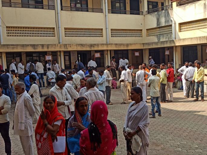 Queues for filing candidature applications due to server down | सर्व्हर डाऊन झाल्याने उमेदवारी अर्ज दाखल करताना लागल्या रांगा Queues for filing candidature applications due to server down | सर्व्हर डाऊन झाल्याने उमेदवारी अर्ज दाखल करताना लागल्या रांगा