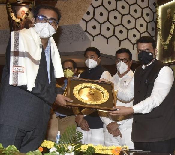 Aniket Sachan of Bhusawal honored by former Chief Minister | आजी-माजी मुख्यमंत्र्यांच्या हस्ते भुसावळच्या अनिकेत सचानचा सन्मान