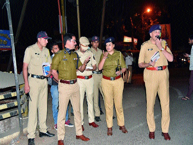 No-entry on parallel roads leading to the gate | द्वारकाकडे जाणाºया समांतर रस्त्यांवर ‘नो-एन्ट्री’ No-entry on parallel roads leading to the gate | द्वारकाकडे जाणाºया समांतर रस्त्यांवर ‘नो-एन्ट्री’