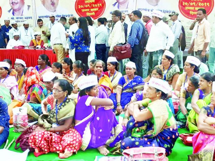 Agricultural University workers fast in Delhi | कृषी विद्यापीठाच्या कामगारांचे दिल्लीत उपोषण Agricultural University workers fast in Delhi | कृषी विद्यापीठाच्या कामगारांचे दिल्लीत उपोषण