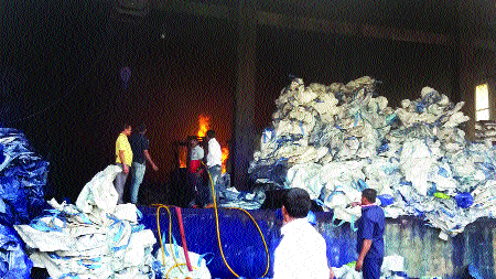 Fireworks in Lotte's Shreyas Company | लोटेच्या ‘श्रेयस’ कंपनीत आगीचे तांडव