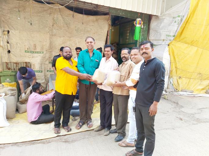  Distribution of food grains by traders to the Seven Seaside | सप्तशृंगगडावर व्यापाऱ्यांकडून धान्याचे वाटप