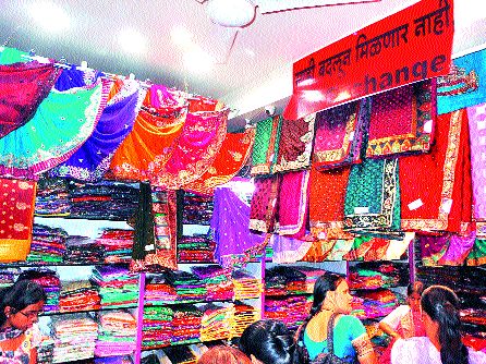 The market watchers watch; Enthusiastic atmosphere | बाजारपेठेला लग्नसराईचे वेध; उत्साहाचे वातावरण The market watchers watch; Enthusiastic atmosphere | बाजारपेठेला लग्नसराईचे वेध; उत्साहाचे वातावरण