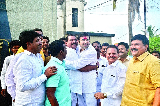  Bhansali's welcome from 'Jan Shakti' in Karhadat ... discussed in the political circles is the topic of discussion | कऱ्हाडात ‘जनशक्ती’कडून भोसलेंचे स्वागत... राजकीय वर्तुळात ठरला चर्चेचा विषय