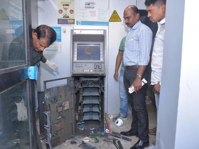 SBI looted 23 million rupees by breaking the ATM | सटाण्यात एसबीआयचे एटीएम फोडून २३ लाखांची लूट SBI looted 23 million rupees by breaking the ATM | सटाण्यात एसबीआयचे एटीएम फोडून २३ लाखांची लूट