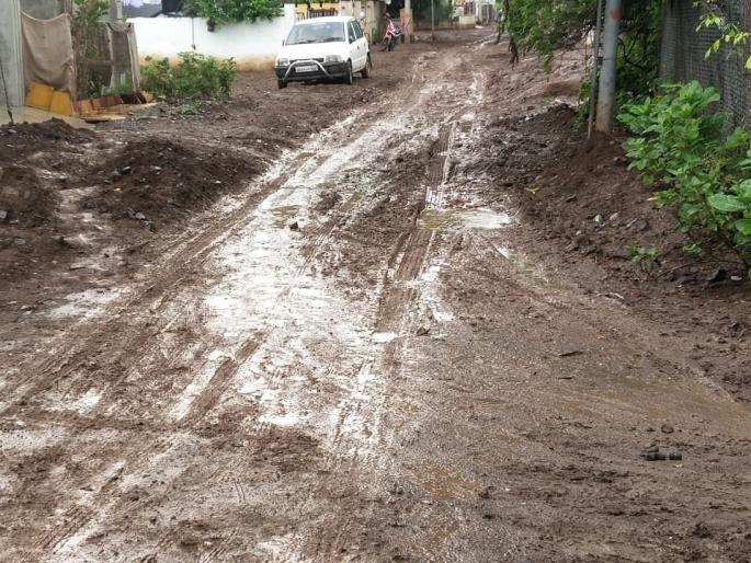 Mud kingdom everywhere on the naval work roads in the new colony | नववसाहतीत जलवाहिनीच्या काम रस्त्यांवर सर्वत्र चिखलाचे साम्राज्य Mud kingdom everywhere on the naval work roads in the new colony | नववसाहतीत जलवाहिनीच्या काम रस्त्यांवर सर्वत्र चिखलाचे साम्राज्य