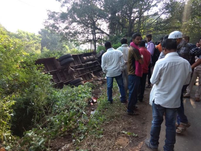 In an attempt to defame Vadapati Jeep, ST ten feet in the pit | वडाप जीपला चुकविण्याच्या प्रयत्नात एसटी दहा फूट खड्ड्यात, सहाजण जखमी In an attempt to defame Vadapati Jeep, ST ten feet in the pit | वडाप जीपला चुकविण्याच्या प्रयत्नात एसटी दहा फूट खड्ड्यात, सहाजण जखमी