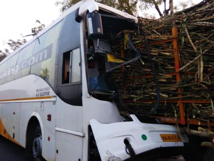 Satara: Private passenger bus enters a trolley with sugarcane; 32 passengers injured minor | सातारा : खासगी प्रवासी बस घुसली ऊसाच्या ट्रॉलीत; ३२ प्रवासी किरकोळ जखमी Satara: Private passenger bus enters a trolley with sugarcane; 32 passengers injured minor | सातारा : खासगी प्रवासी बस घुसली ऊसाच्या ट्रॉलीत; ३२ प्रवासी किरकोळ जखमी