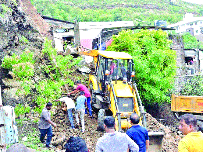 Screaming at home and screaming ... | घरावर दरड अन् मनात धडकी... Screaming at home and screaming ... | घरावर दरड अन् मनात धडकी...