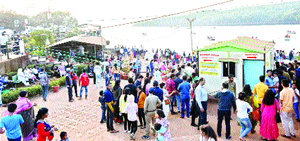 Mahabaleshwar has 60,000 tourists in six days | महाबळेश्वरला सहा दिवसांत साठ हजार पर्यटक