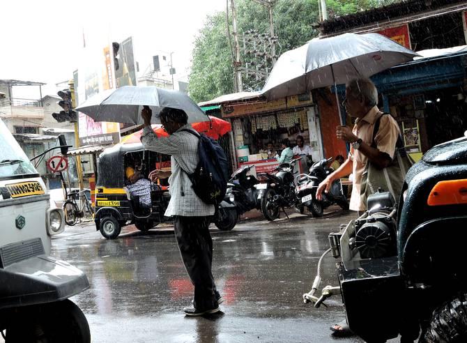 43 houses collapsed in Ratnagiri district in four days | रत्नागिरी जिल्ह्यात चार दिवसांत ४३ घरांची पडझड