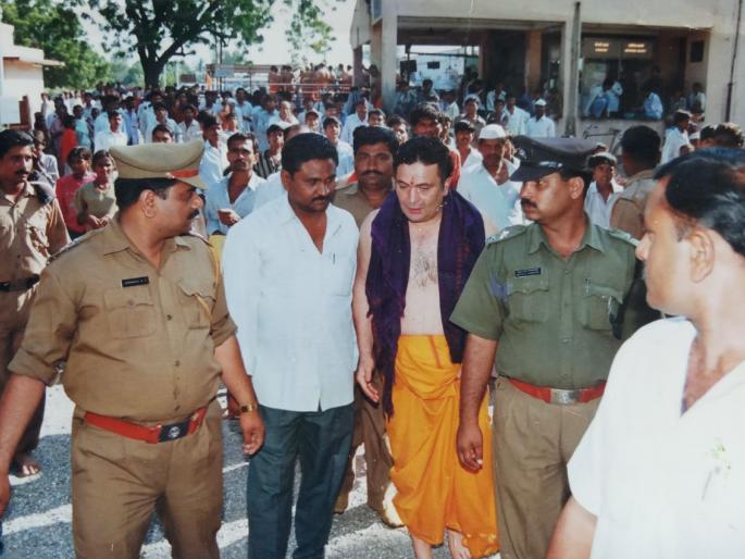 Rishi Kapoor's demise caused a stir in Shanishinganapur | ॠषी कपूर यांच्या निधनाने शनिशिंगणापुरात रसिकांनी व्यक्त केली हळहळ Rishi Kapoor's demise caused a stir in Shanishinganapur | ॠषी कपूर यांच्या निधनाने शनिशिंगणापुरात रसिकांनी व्यक्त केली हळहळ