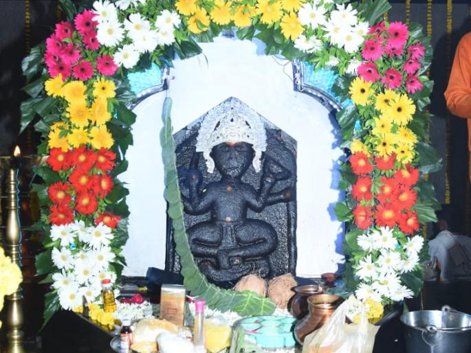 Ragh for devotees to visit Nastanpur on the occasion of Shani Jayanti | नस्तनपूरला शनी जयंतीनिमित्त भाविकांची दर्शनासाठी रीघ
