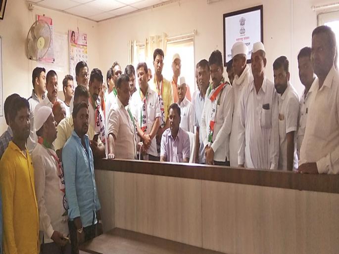 Nationalist Congress Party's agitation against the price hike | शेवगावात दरवाढीविरोधात ठिय्या तहसीलदारांना निवेदन : राष्ट्रवादी काँग्रेसचे आंदोलन Nationalist Congress Party's agitation against the price hike | शेवगावात दरवाढीविरोधात ठिय्या तहसीलदारांना निवेदन : राष्ट्रवादी काँग्रेसचे आंदोलन