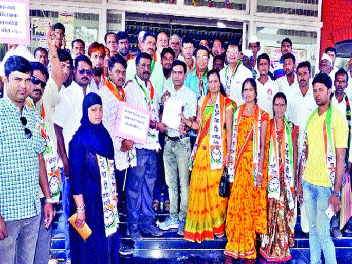 Sarnar: Attack on anti-farmer policy by Nadiadna | राष्टÑवादीचा हल्लाबोल मोर्चा सिन्नर : निवेदनाद्वारे नोंदविला शेतकरीविरोधी धोरणाचा निषेध Sarnar: Attack on anti-farmer policy by Nadiadna | राष्टÑवादीचा हल्लाबोल मोर्चा सिन्नर : निवेदनाद्वारे नोंदविला शेतकरीविरोधी धोरणाचा निषेध