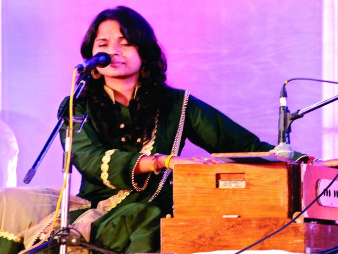 Sawantwadi's second day of Municipal Corporation's Tourism Festival was a memorable, classical song by Sawantwadi residents. | सावंतवाडी पालिकेच्या पर्यटन महोत्सवाचा दुसरा दिवस ठरला यादगार, शास्त्रीय गायनाने सावंतवाडीवासीय मंत्रमुग्ध Sawantwadi's second day of Municipal Corporation's Tourism Festival was a memorable, classical song by Sawantwadi residents. | सावंतवाडी पालिकेच्या पर्यटन महोत्सवाचा दुसरा दिवस ठरला यादगार, शास्त्रीय गायनाने सावंतवाडीवासीय मंत्रमुग्ध