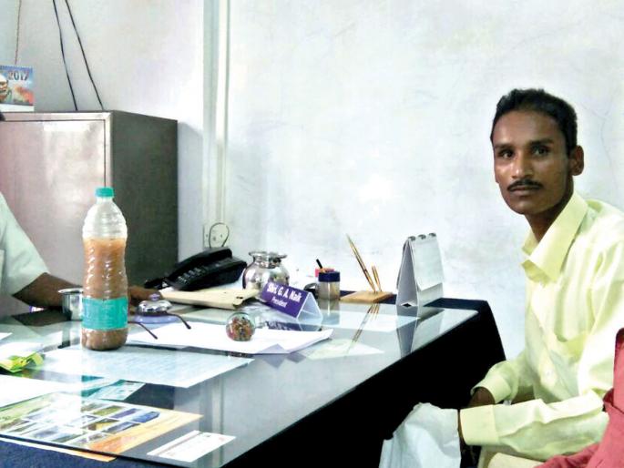 Sindhudurg: A meeting with grassroot water to the chairmanship, unique movement of the villagers | सिंधुदुर्ग : सभापतींना गढूळ पाणी भेट, ग्रामस्थांचे अनोखे आंदोलन Sindhudurg: A meeting with grassroot water to the chairmanship, unique movement of the villagers | सिंधुदुर्ग : सभापतींना गढूळ पाणी भेट, ग्रामस्थांचे अनोखे आंदोलन