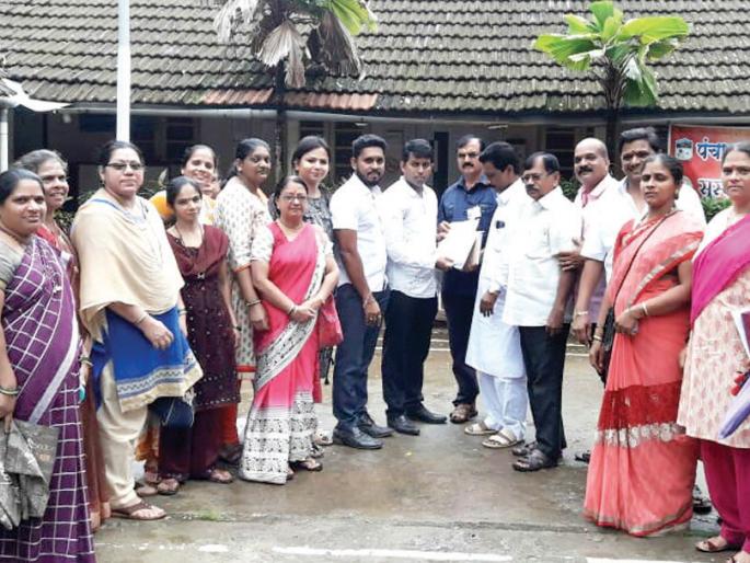 Officers of the education department attacked the Swabhiman Party activists at the premises | शिक्षण विभागाचे अधिकारी धारेवर, स्वाभिमान पक्षाचे कार्यकर्ते आक्रमक Officers of the education department attacked the Swabhiman Party activists at the premises | शिक्षण विभागाचे अधिकारी धारेवर, स्वाभिमान पक्षाचे कार्यकर्ते आक्रमक