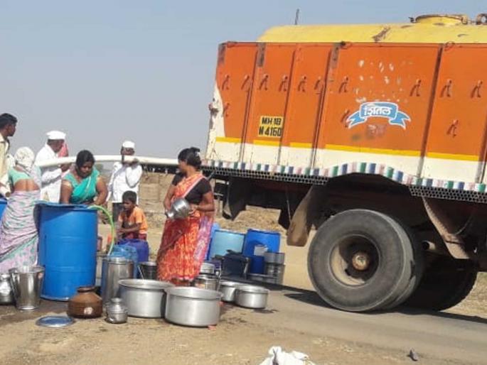 6 government and 24 private tankers, 75 rounds distributed, 3 wells acquired | ६ शासकीय व २४ खासगी टॅँकर, ७५ फेऱ्याद्वावरे वाटप, ३ विहीरी अधिग्रहीत 6 government and 24 private tankers, 75 rounds distributed, 3 wells acquired | ६ शासकीय व २४ खासगी टॅँकर, ७५ फेऱ्याद्वावरे वाटप, ३ विहीरी अधिग्रहीत