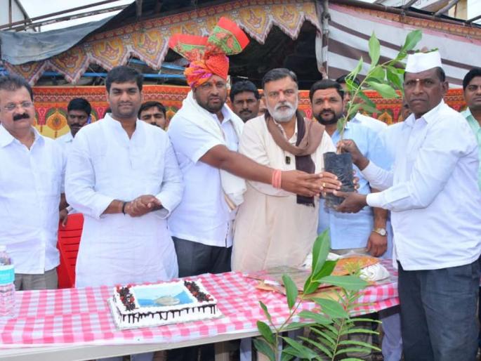 Allotment of tree plantation in Nandurashotte | नांदूरशिंगोटेत वृक्षांच्या रोपाचे वाटप Allotment of tree plantation in Nandurashotte | नांदूरशिंगोटेत वृक्षांच्या रोपाचे वाटप