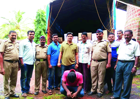 14 lakh liquor seized on insulin nose | इन्सुली नाक्यावर १४ लाखांची दारू जप्त 14 lakh liquor seized on insulin nose | इन्सुली नाक्यावर १४ लाखांची दारू जप्त