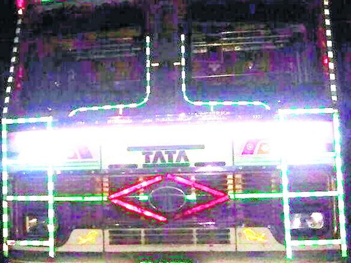 Sindhudurg: Thackeray's truck tadapitri to loot millions of rupees and link to Gujarat | सिंधुदुर्ग : ट्रकची ताडपत्री फाडून साडेनऊ लाखांचा ऐवज लंपास, टोळीची लिंक गुजरातपर्यंत