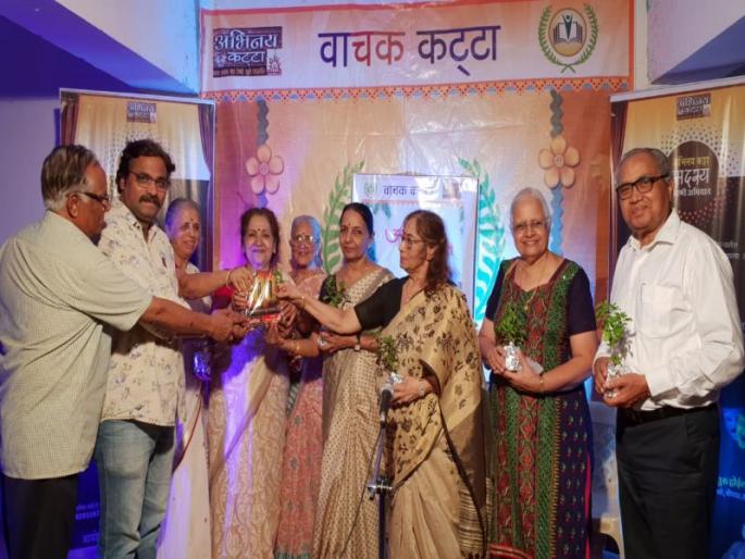 We all read 'Chhathanandi' on the readers' discus throw, and a full-fledged concert | ठाण्यातील वाचक कट्ट्यावर 'आम्ही सारे छंदानंदी ', वाचनप्रेमींची भरली मैफिल We all read 'Chhathanandi' on the readers' discus throw, and a full-fledged concert | ठाण्यातील वाचक कट्ट्यावर 'आम्ही सारे छंदानंदी ', वाचनप्रेमींची भरली मैफिल