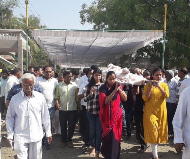 Four girls who have been given to give their shoulder to the shoulder | पित्याच्या पार्थिवाला खांदा देण्यासाठी सरसावल्या चारही मुली